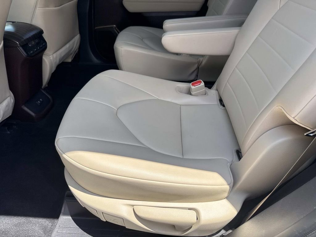 Used 2021 Toyota Highlander XLE FWD image 16
