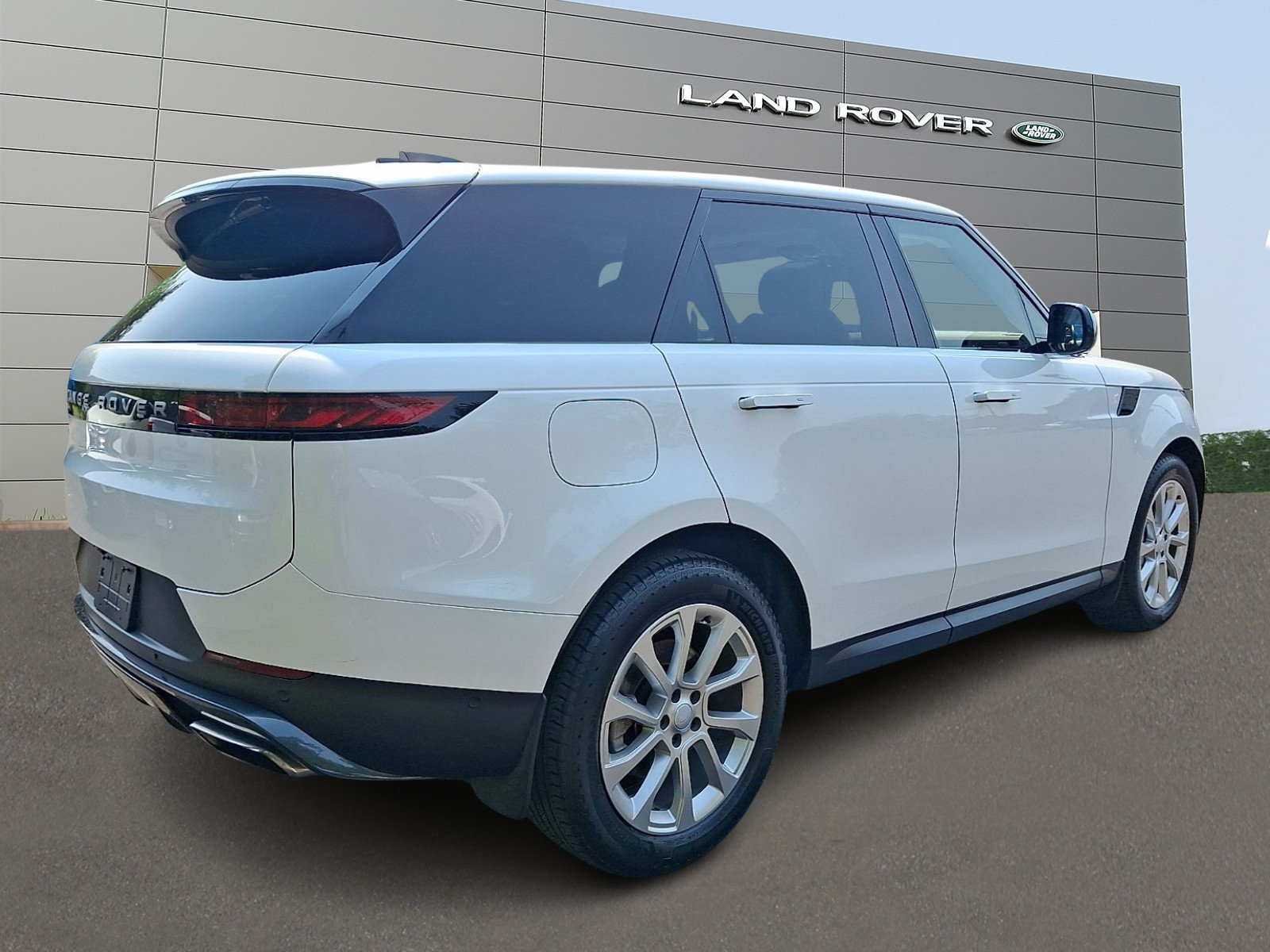 Used 2024 Land Rover Range Rover Sport SE AWD/4WD image 2