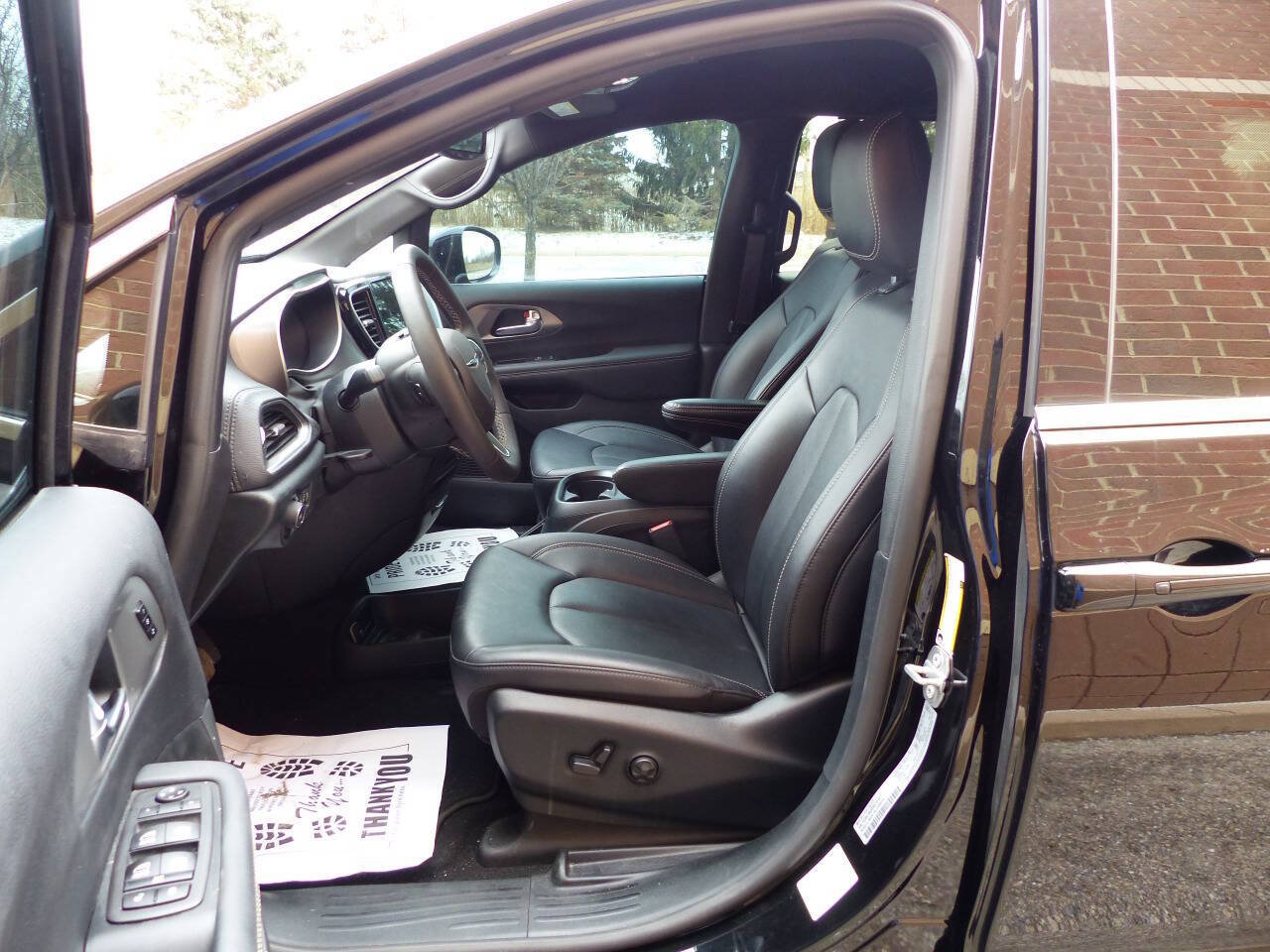Used 2025 Chrysler Pacifica Select FWD image 19