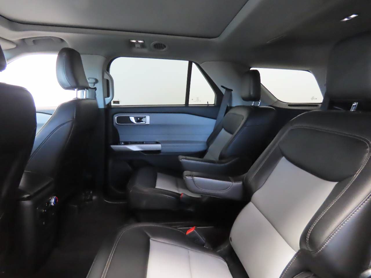 Used 2023 Ford Explorer XLT w/ Equipment Group 202A RWD image 17