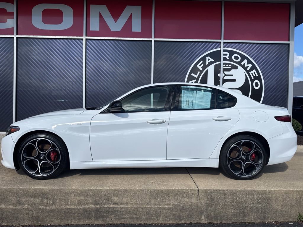 Used 2023 Alfa Romeo Giulia Veloce image 11