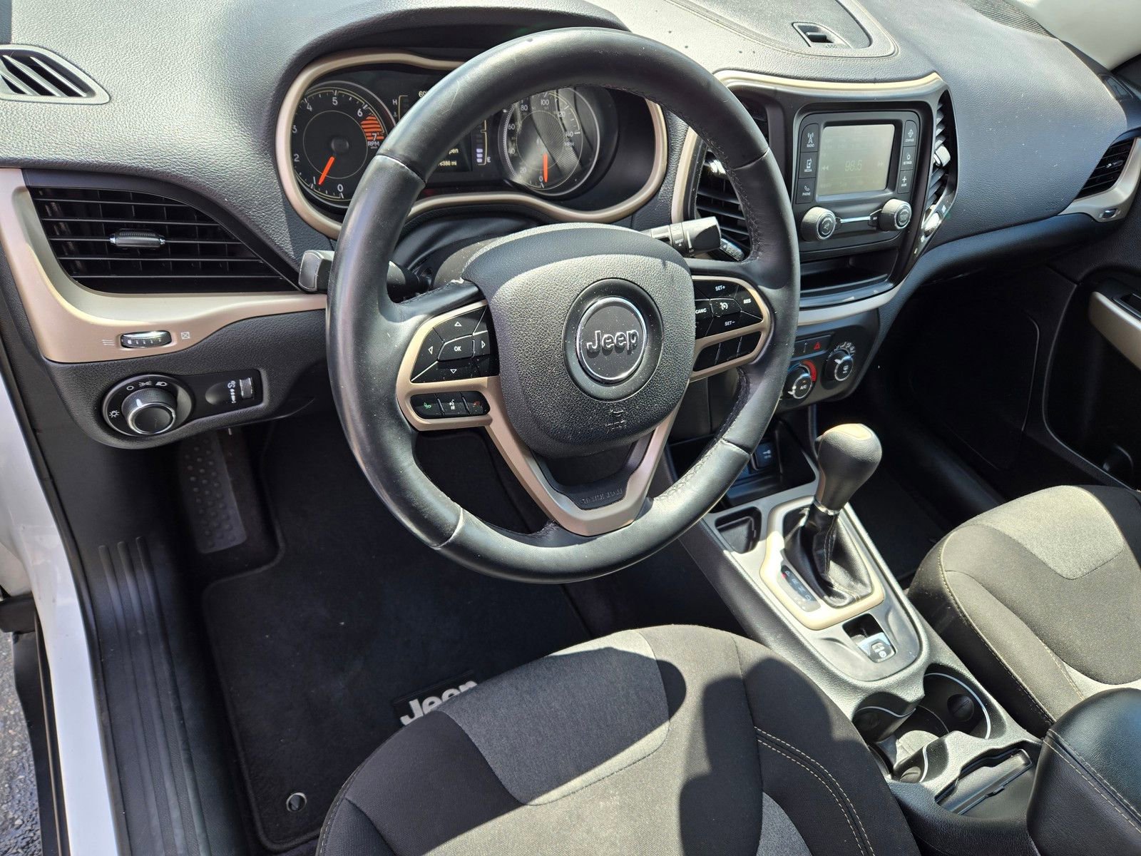 Used 2017 Jeep Cherokee Sport FWD image 18