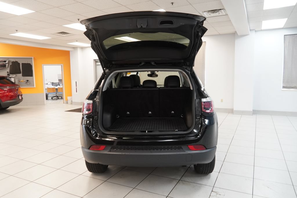 Used 2019 Jeep Compass Latitude w/ Cold Weather Group AWD/4WD image 10
