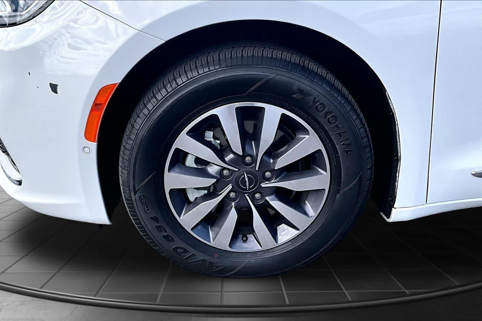 Used 2023 Chrysler Pacifica Limited FWD image 8