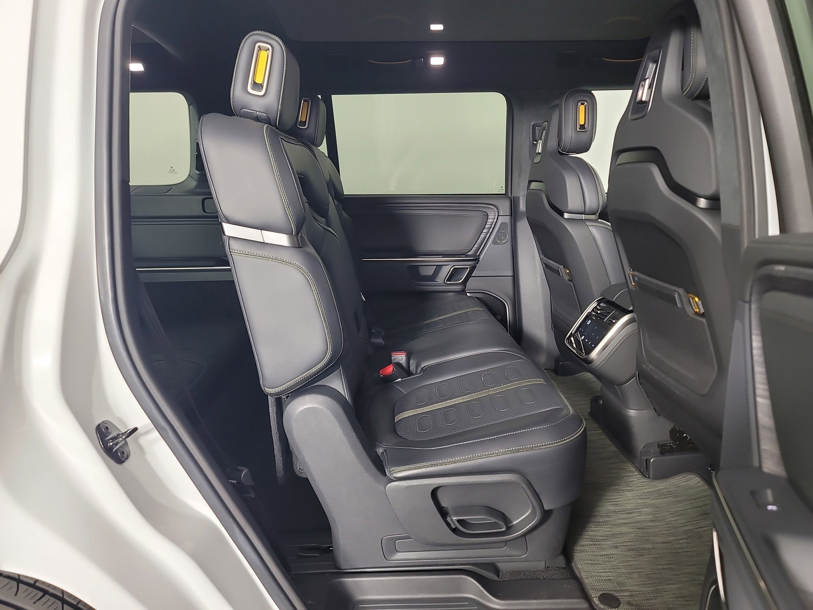 Used 2024 Rivian R1S Adventure AWD/4WD image 23