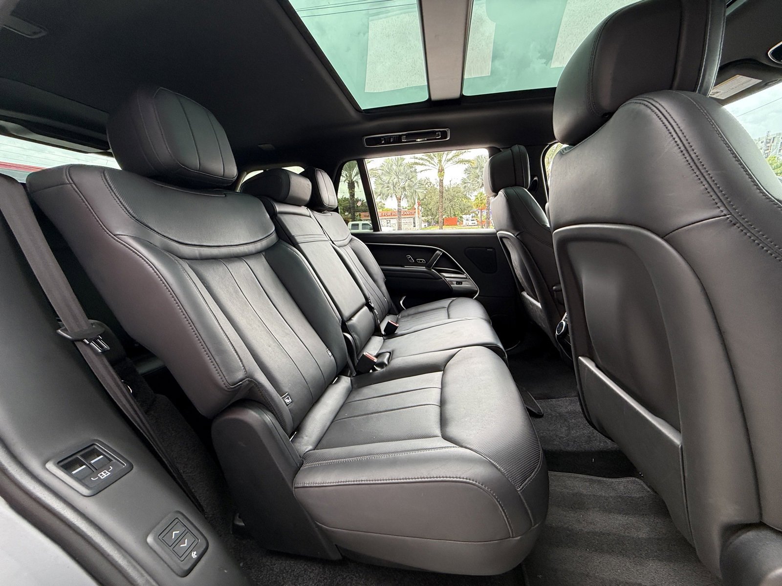 Used 2023 Land Rover Range Rover Long Wheelbase SE image 18