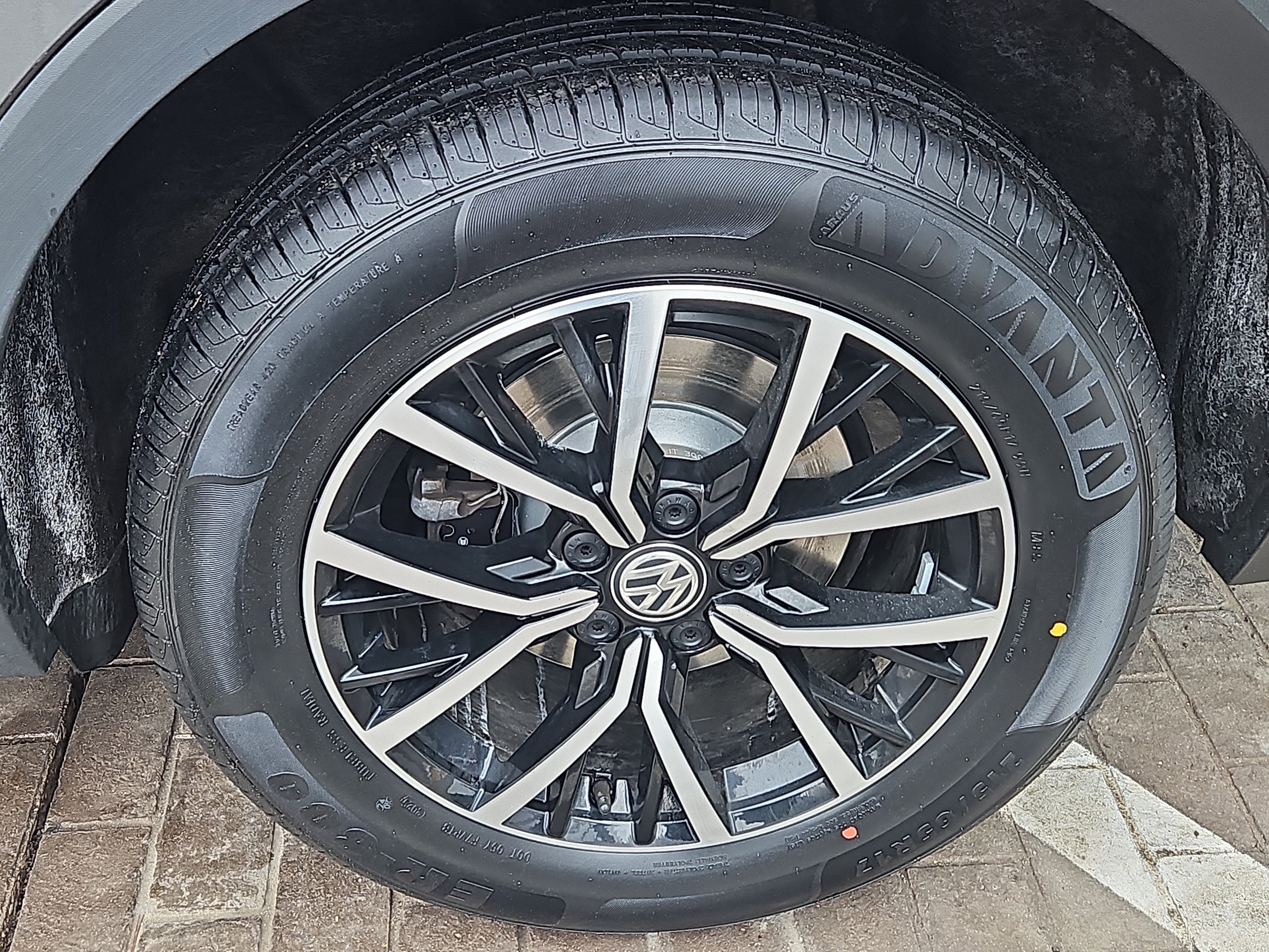 Used 2021 Volkswagen Tiguan SE w/ Panoramic Sunroof Package image 26