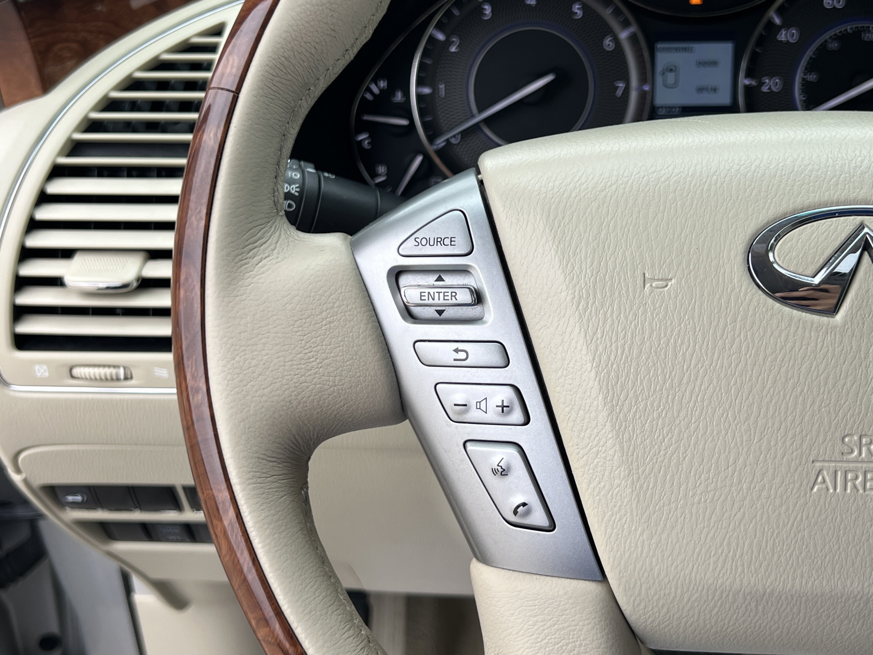 Used 2015 INFINITI QX80 2WD w/ Deluxe Technology Package image 13