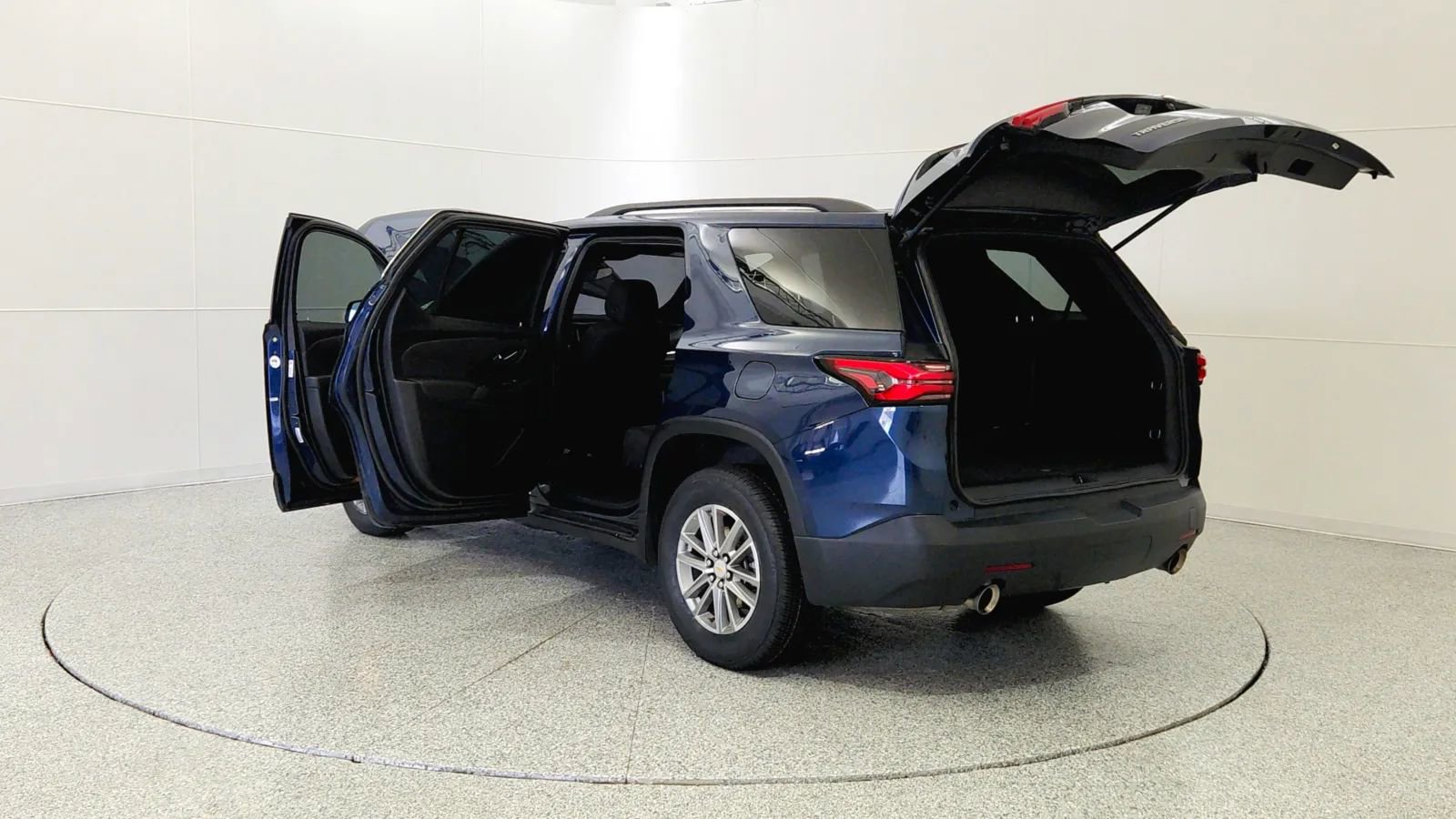 Used 2023 Chevrolet Traverse LT image 11