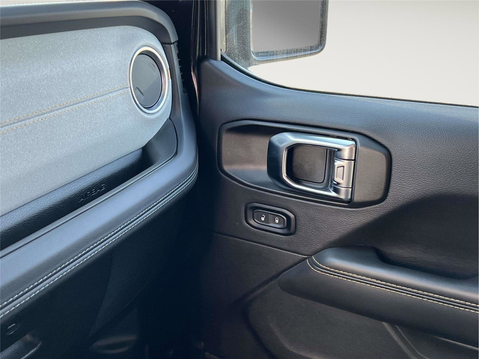 Used 2025 Jeep Wrangler Sahara image 36