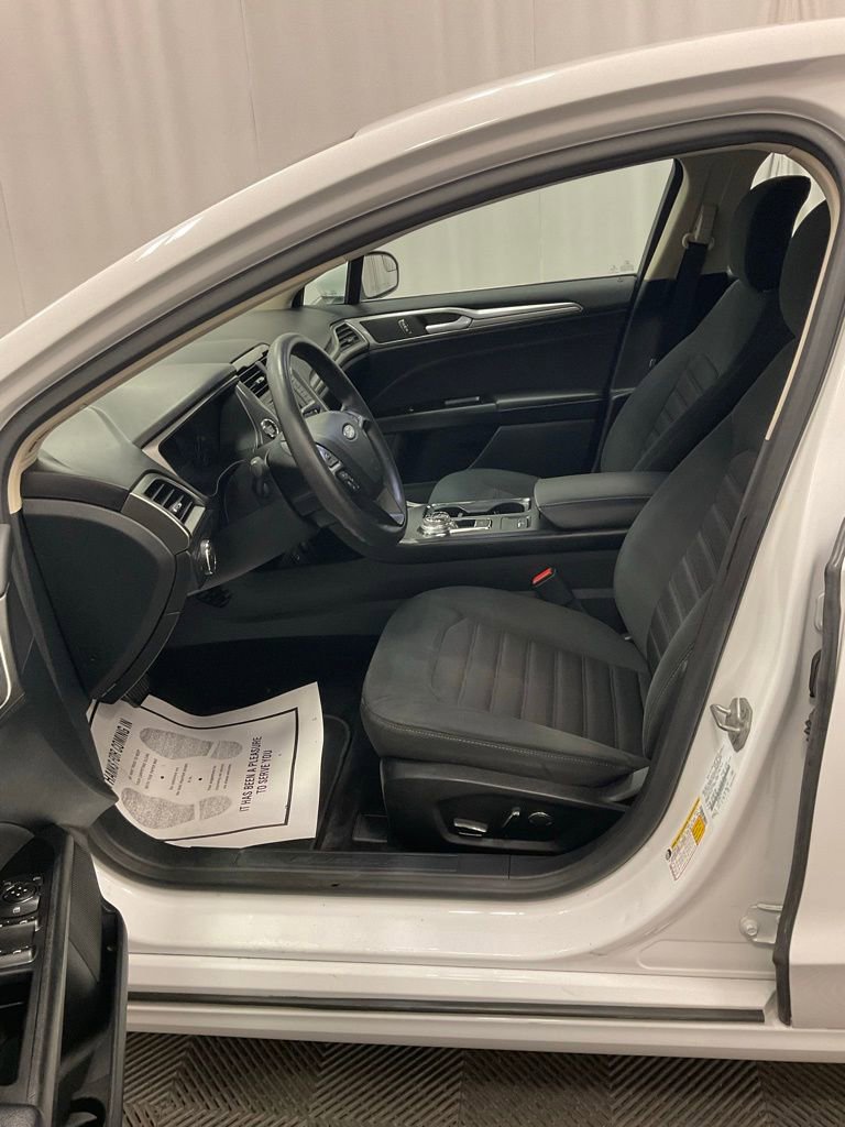 Used 2017 Ford Fusion SE image 4