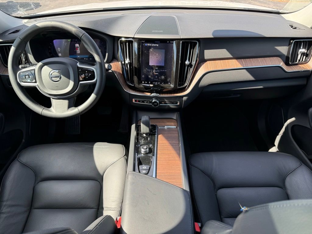 Used 2023 Volvo XC60 B5 Plus image 14