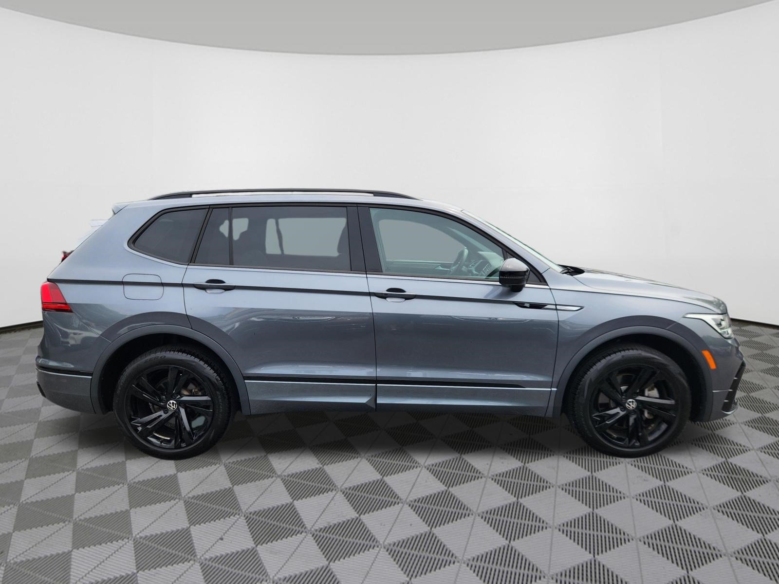 Certified 2024 Volkswagen Tiguan SE R-Line AWD/4WD image 6