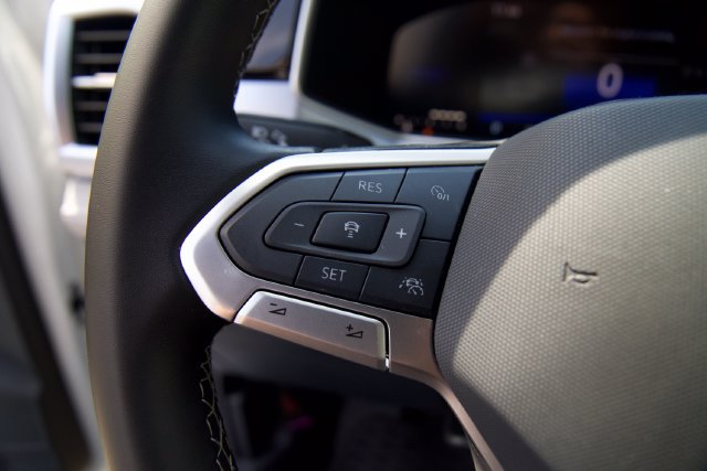Used 2025 Volkswagen Taos SE w/ Panoramic Sunroof Package FWD image 18