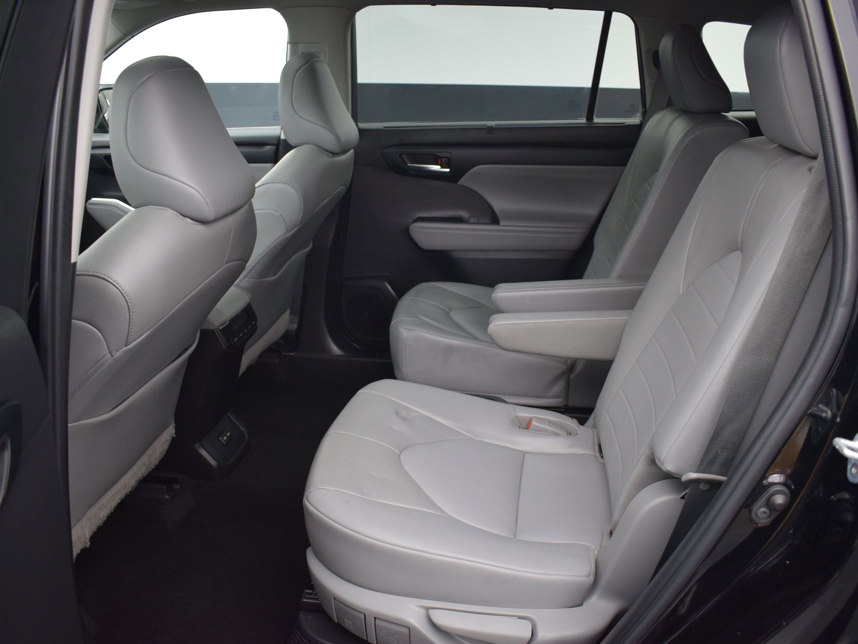 Used 2022 Toyota Highlander XLE AWD/4WD image 15