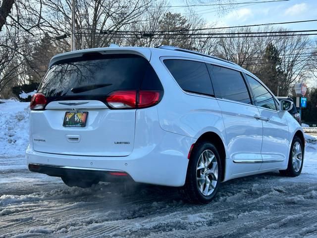 Used 2019 Chrysler Pacifica Limited image 3