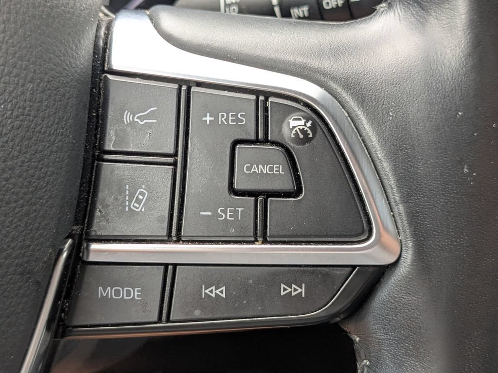 Used 2021 Toyota Highlander XLE AWD/4WD image 26