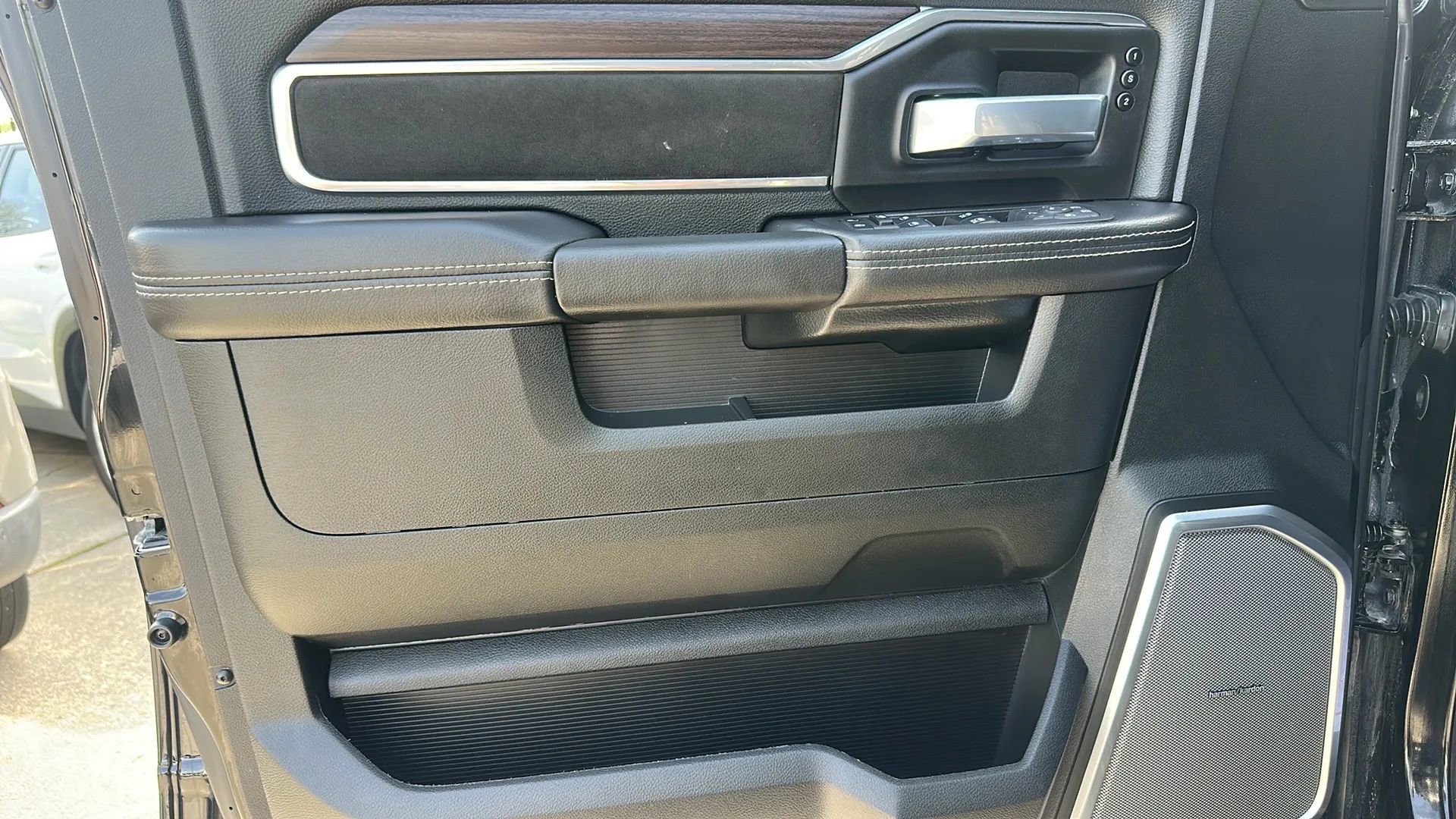 Used 2025 RAM 2500 Laramie AWD/4WD image 15