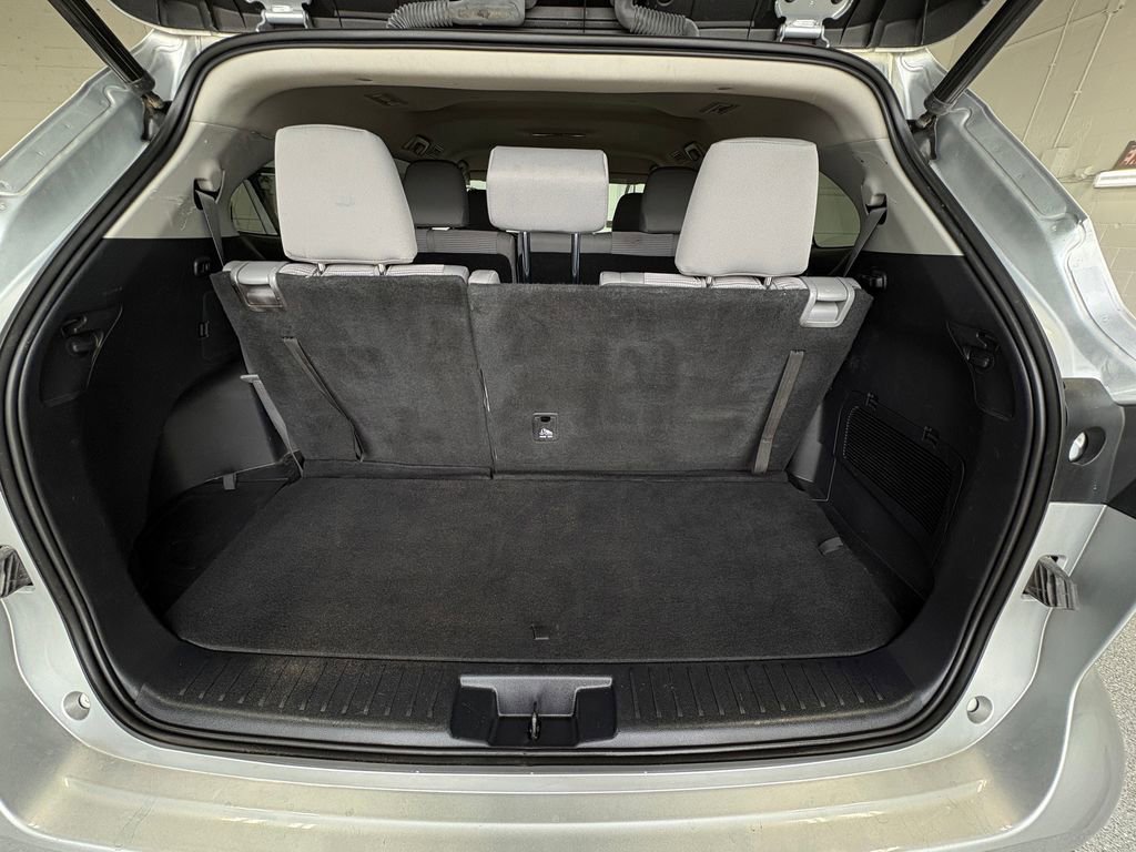 Used 2022 Toyota Highlander LE image 25