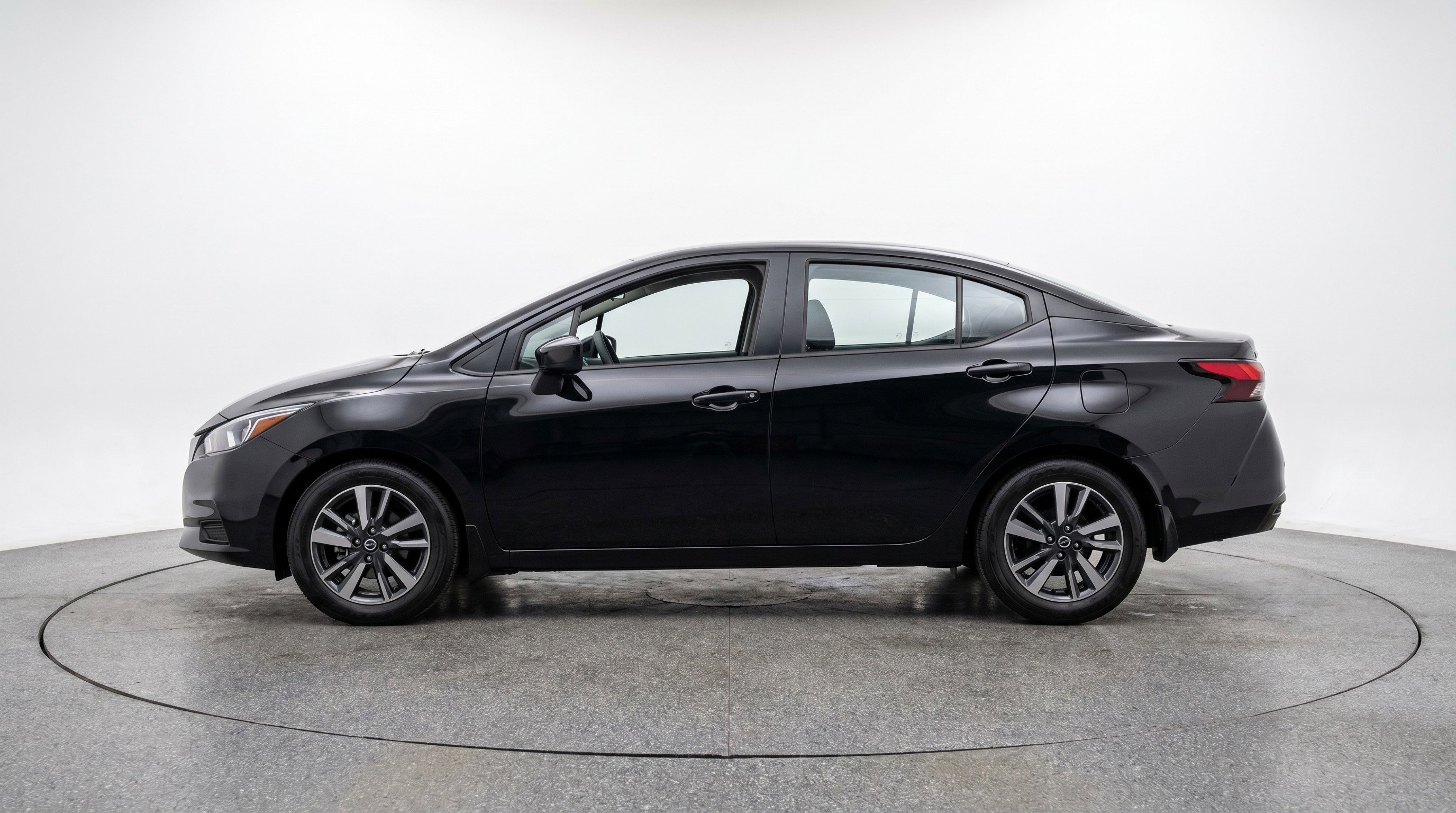Used 2025 Nissan Versa SV FWD image 5