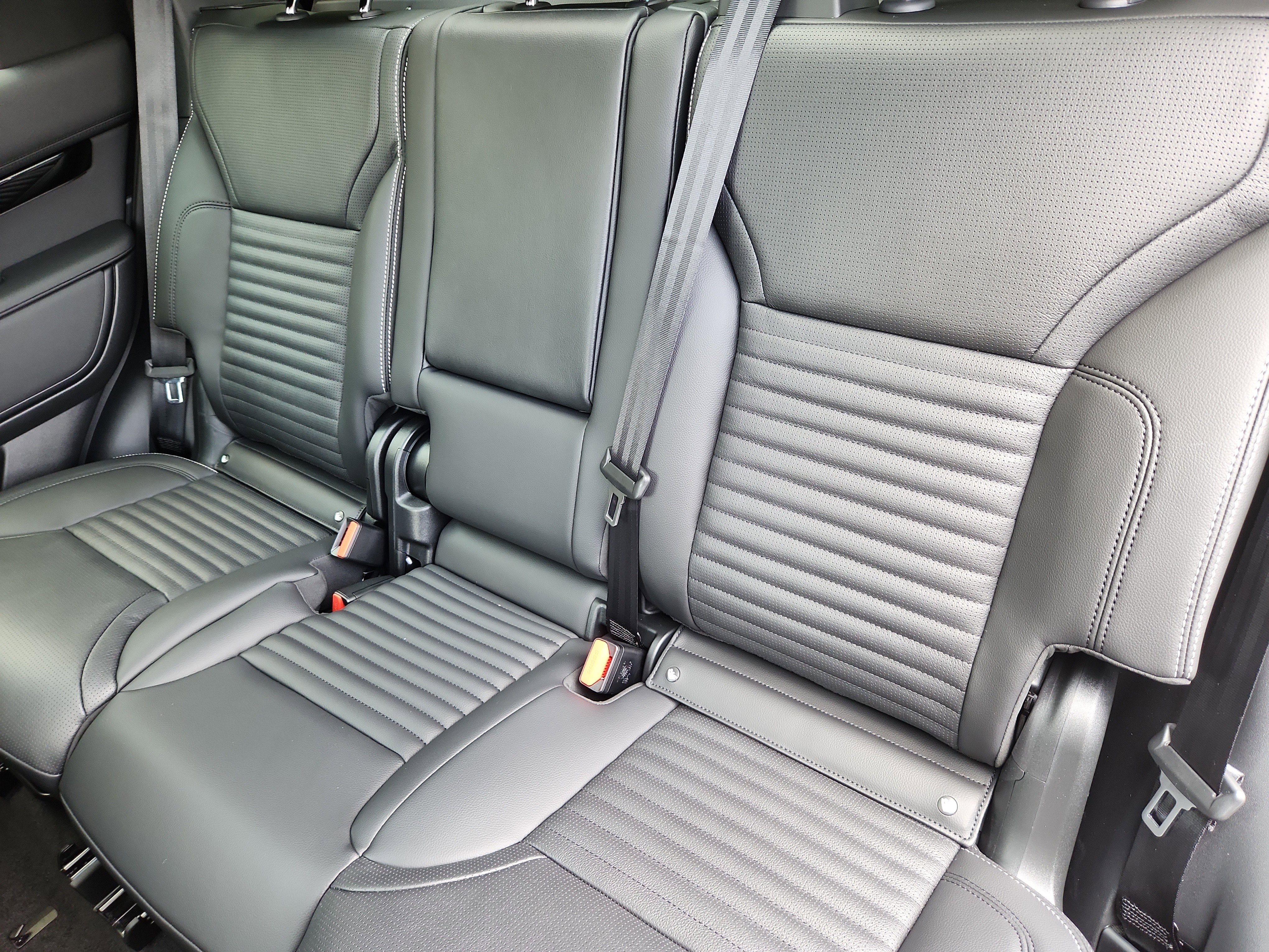 Used 2025 Land Rover Discovery S image 25