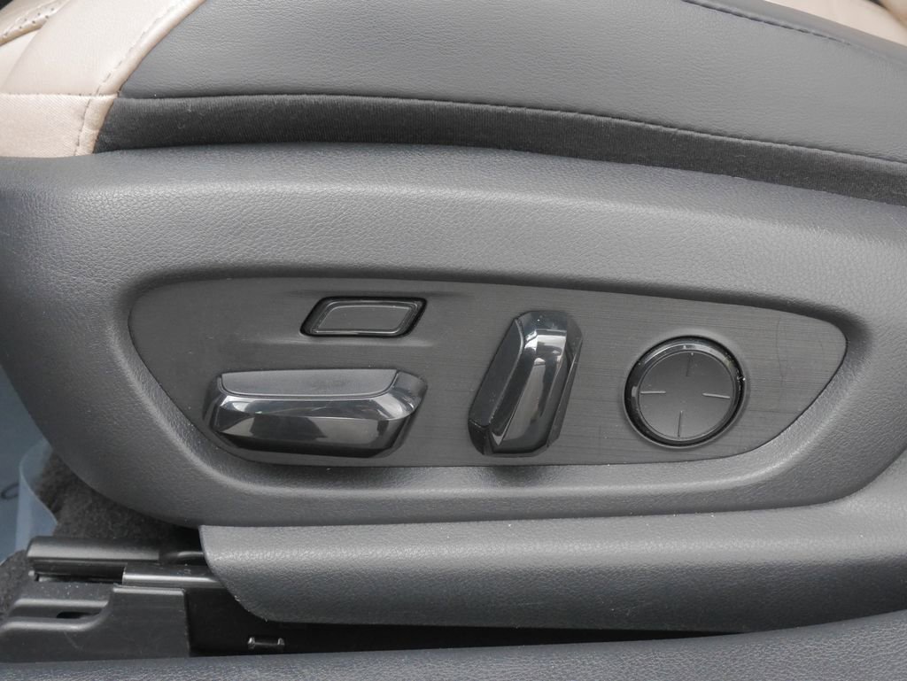 Used 2019 Lexus ES 300h w/ Accessory Package 2 image 24