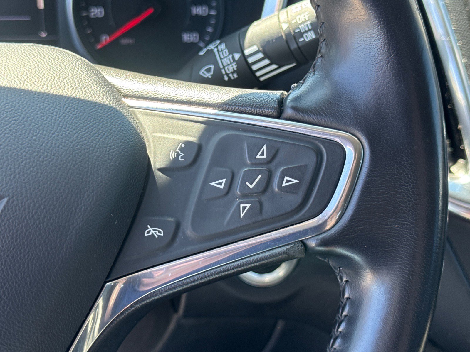Used 2020 Chevrolet Equinox LT w/ Driver Convenience Package FWD image 19