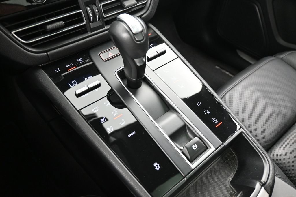 Certified 2024 Porsche Macan AWD/4WD image 21