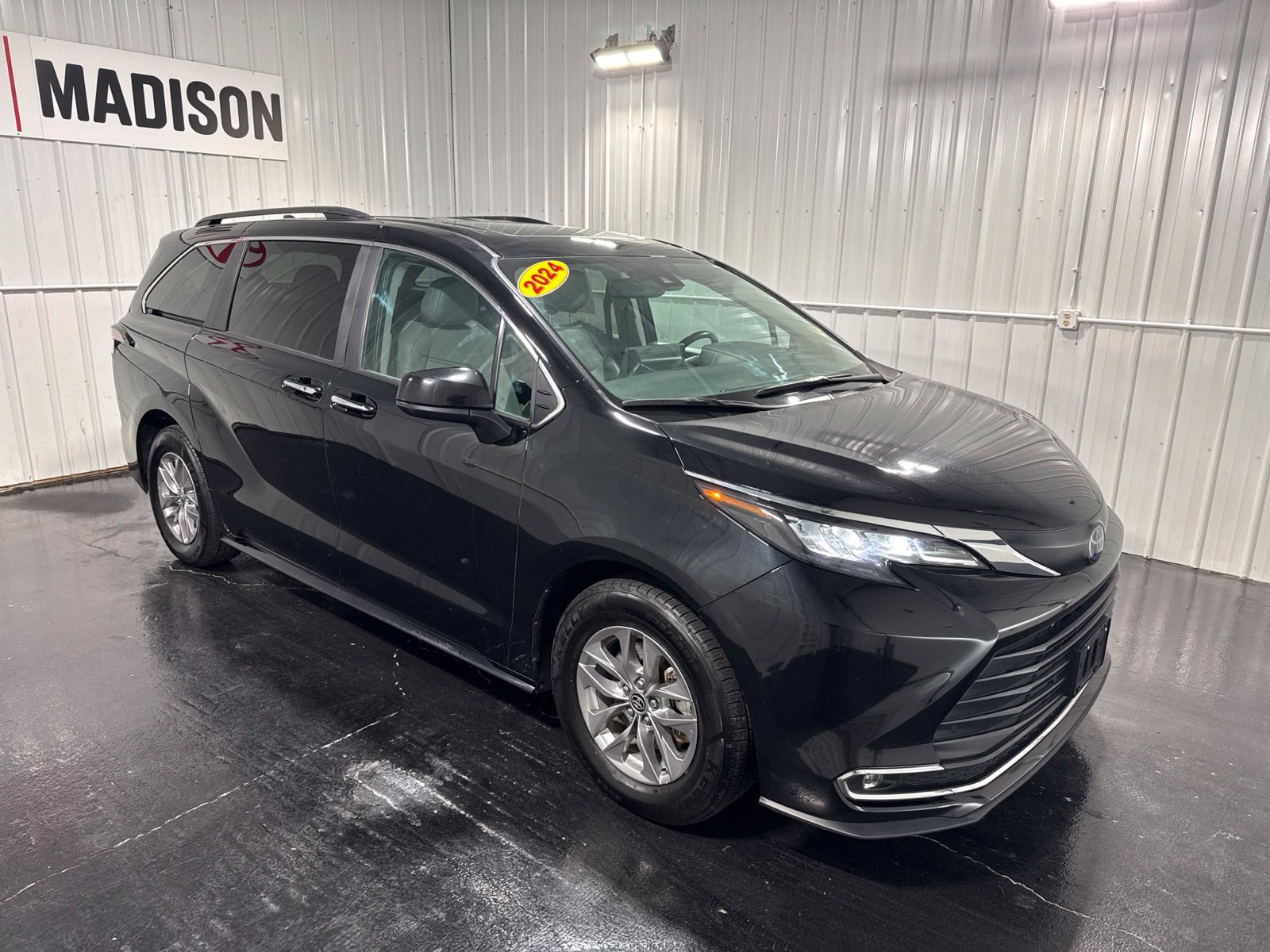 Used 2024 Toyota Sienna XLE FWD image 6