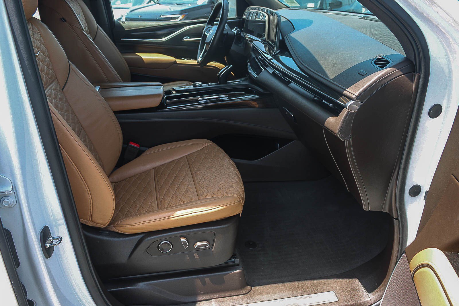 Used 2024 Cadillac Escalade ESV Sport w/ LPO, ONYX Package AWD/4WD image 17