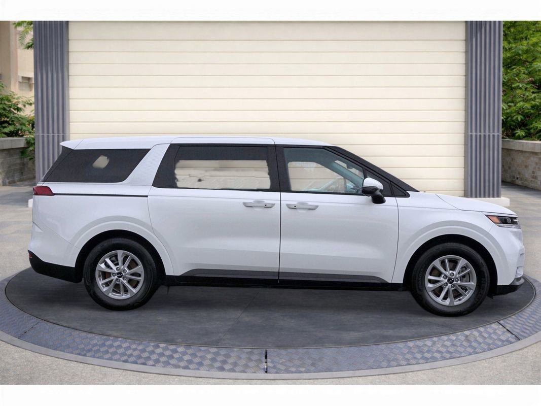 Used 2024 Kia Carnival LX FWD image 8