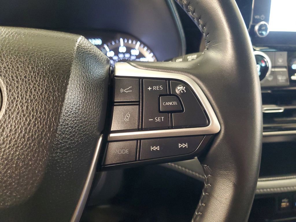 Used 2024 Toyota Highlander LE image 23