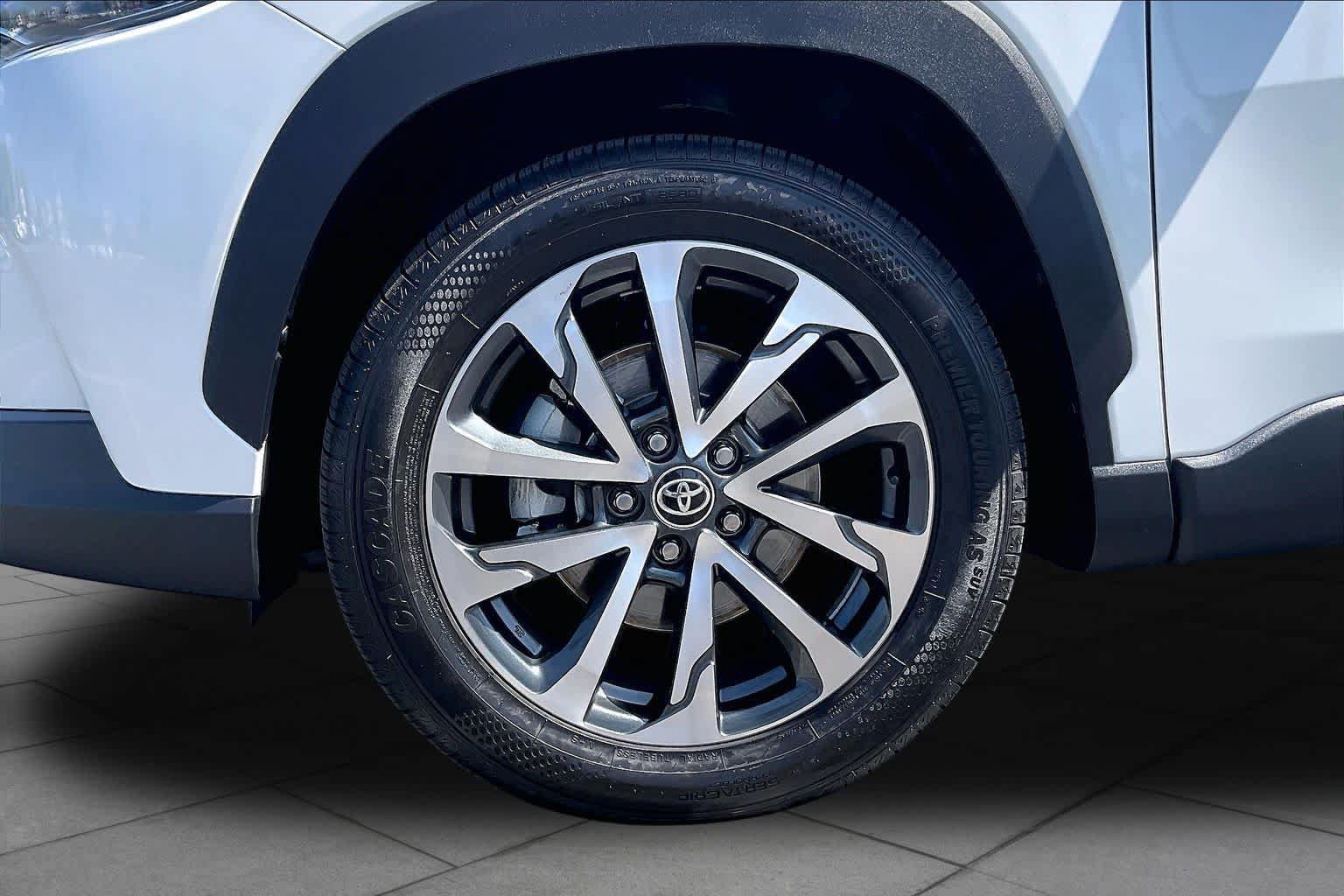 Used 2022 Toyota Corolla Cross XLE w/ Convenience Package AWD/4WD image 10