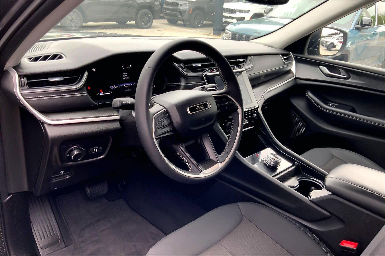 Used 2023 Jeep Grand Cherokee Laredo X RWD image 16