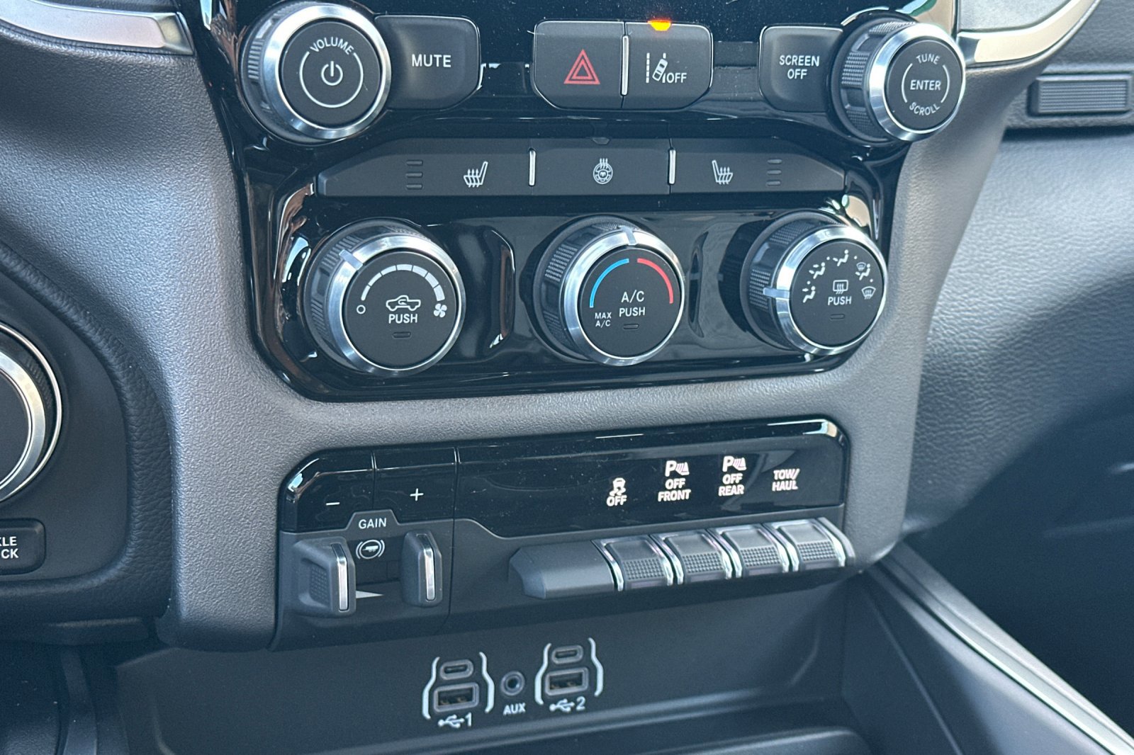 New 2026 RAM 1500 4x4 Crew Cab image 18