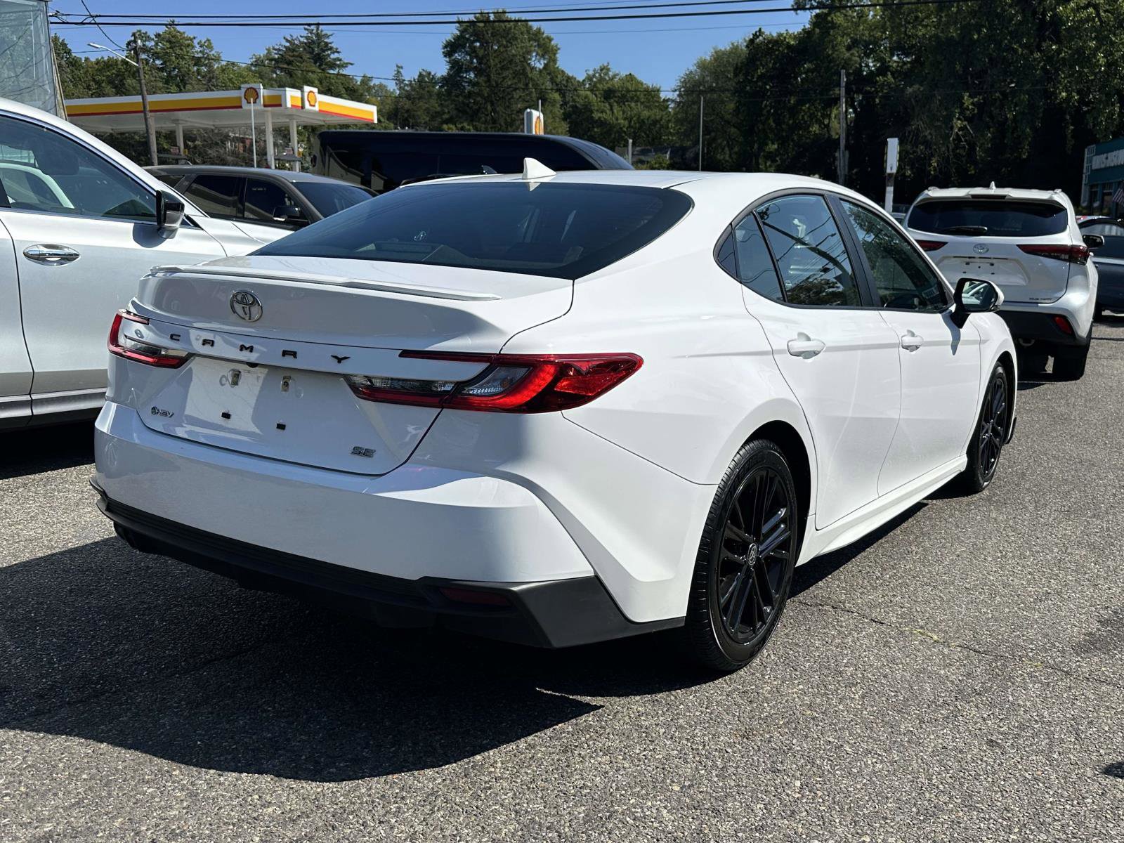 Used 2025 Toyota Camry SE image 3