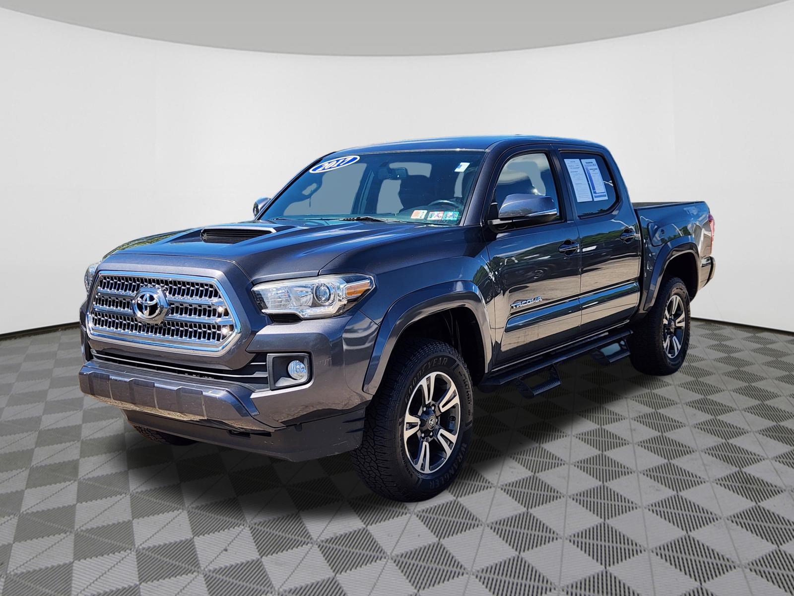Used 2017 Toyota Tacoma TRD Sport w/ Tow Package (A/T) AWD/4WD image 2