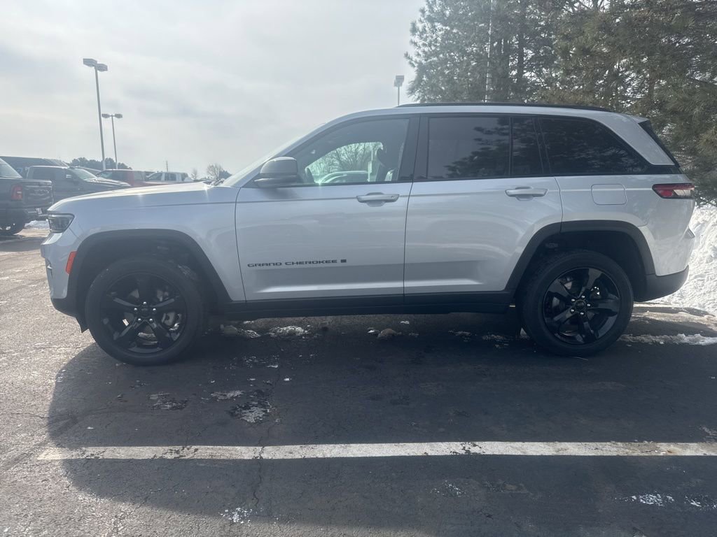 Used 2024 Jeep Grand Cherokee Altitude image 6