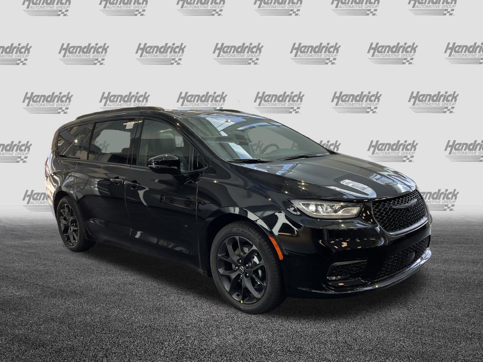 New 2026 Chrysler Pacifica Limited w/ Uconnect Theater Family Group FWD image 2