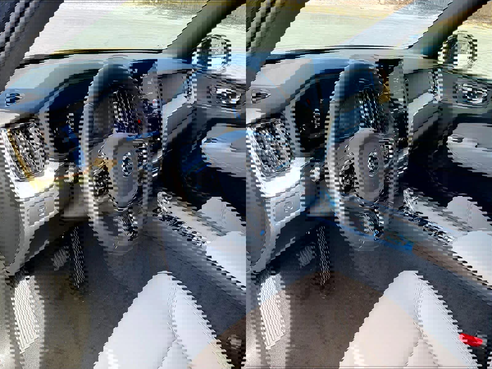 New 2026 Volvo XC60 B5 Plus w/ Climate Package image 8