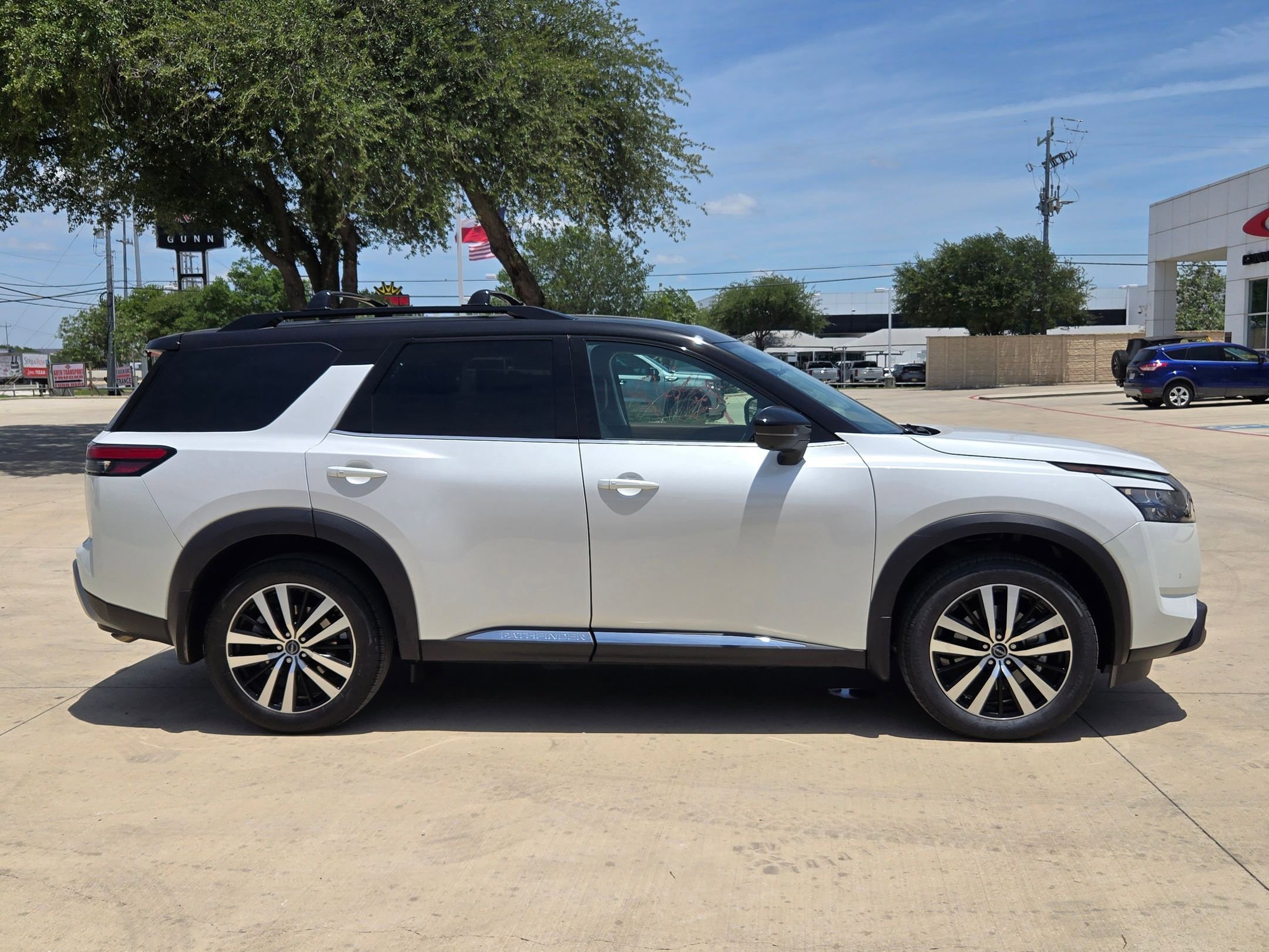 Used 2025 Nissan Pathfinder Platinum w/ Cargo Package FWD image 8