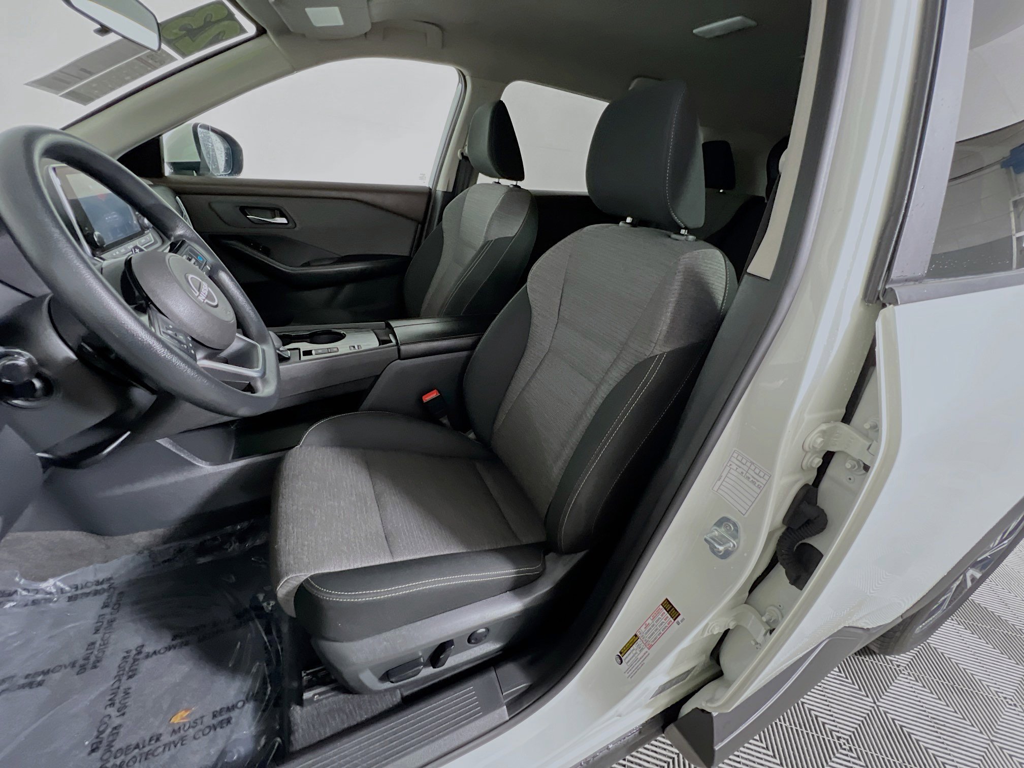 Used 2023 Nissan Rogue SV image 15