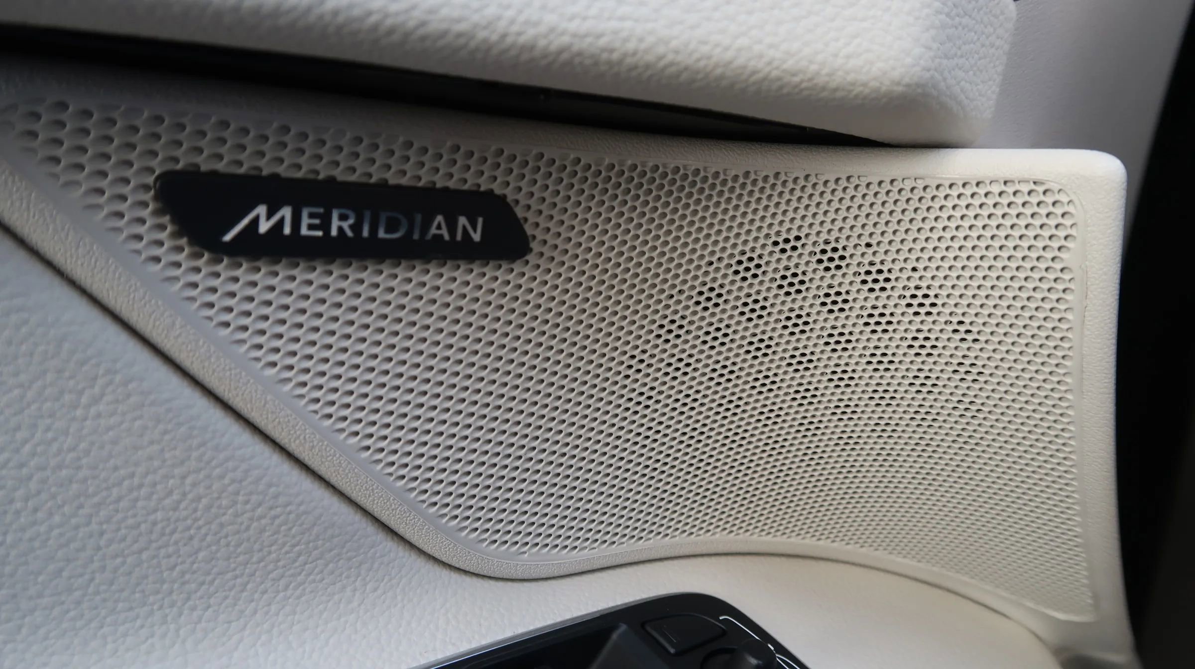 Used 2017 Jaguar XF Prestige image 31