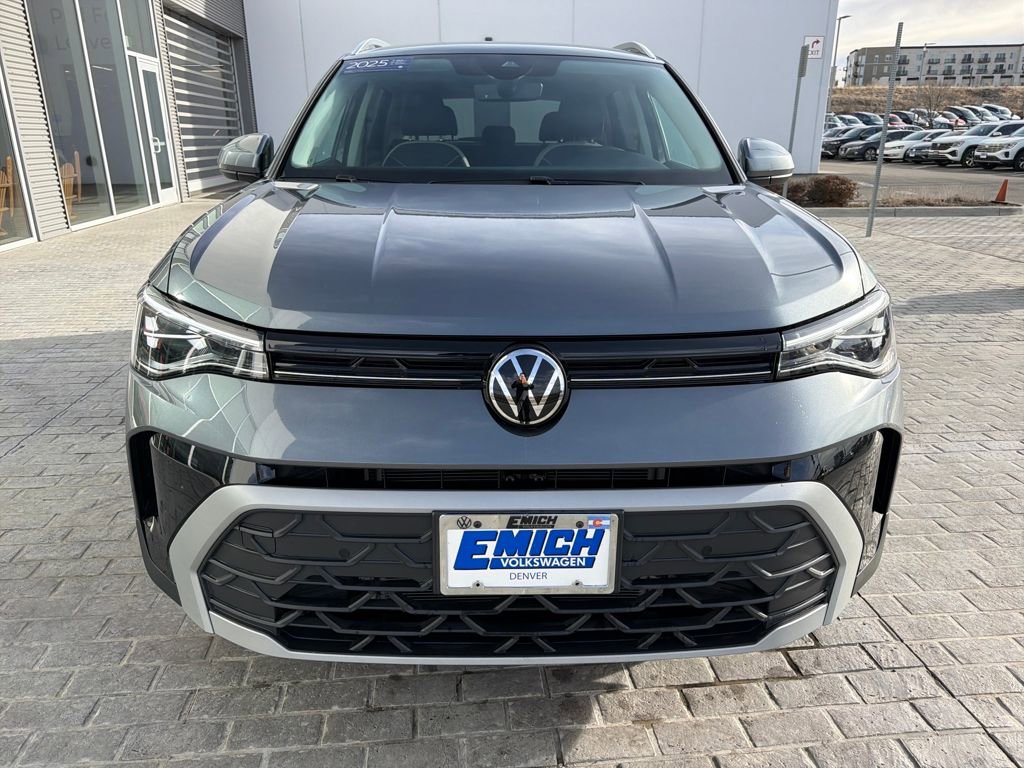 Certified 2025 Volkswagen Taos SE image 10