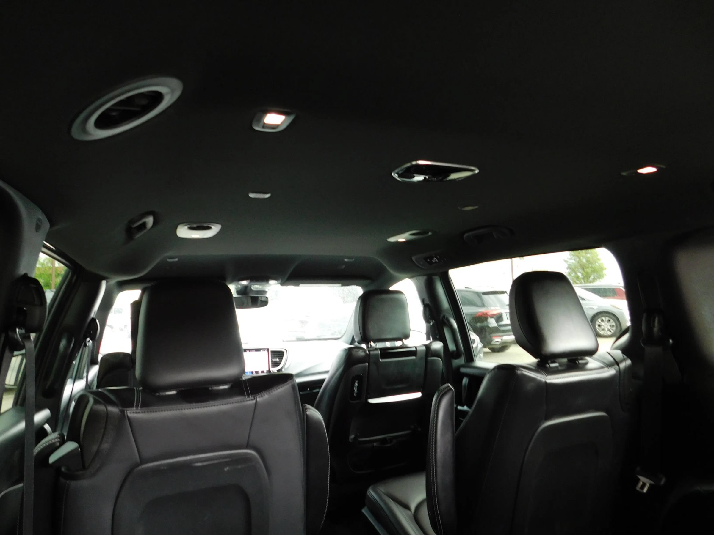 Used 2023 Chrysler Pacifica Touring-L w/ Uconnect Theater Family Group FWD image 10