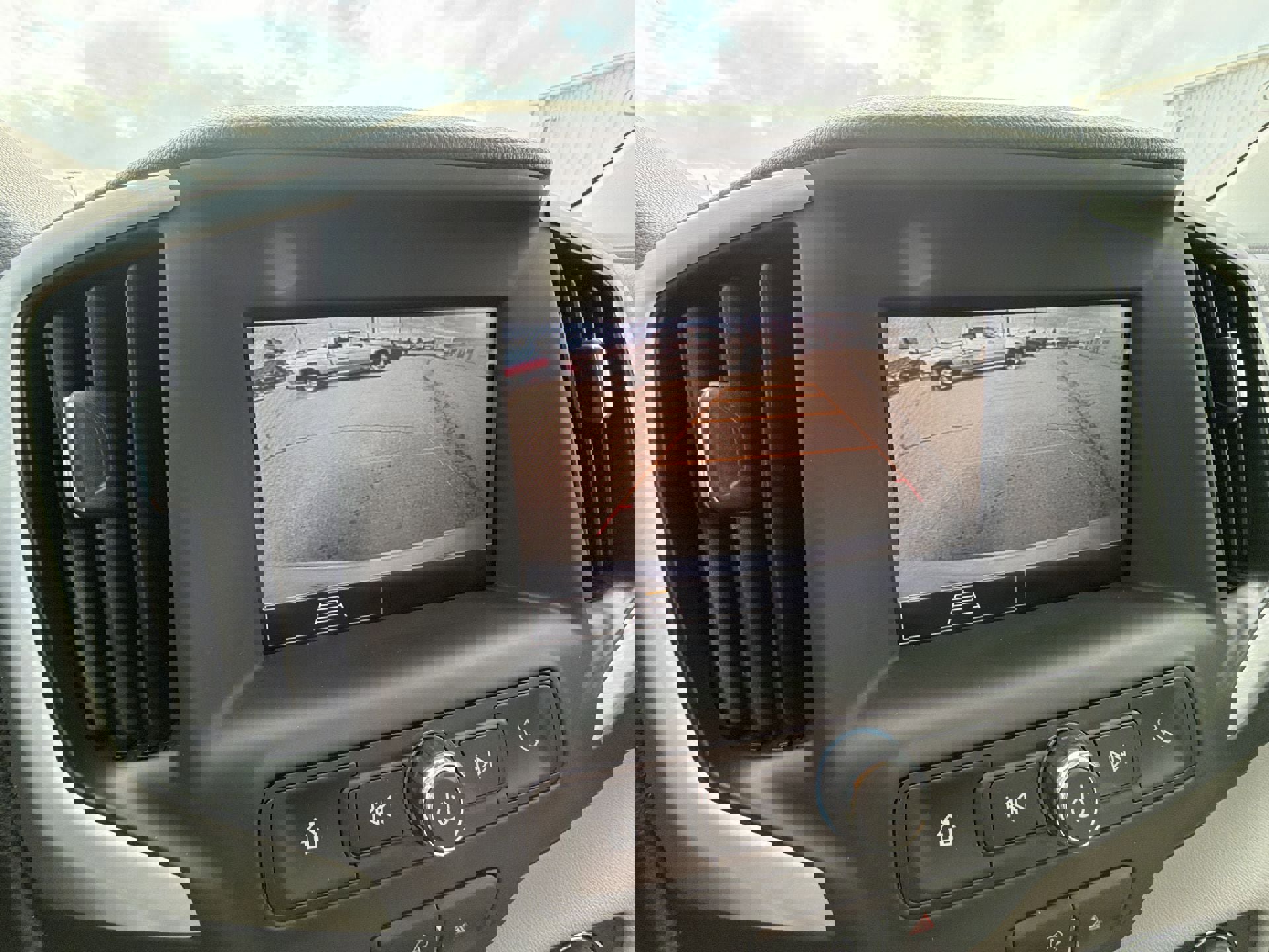 Used 2023 GMC Terrain SLE w/ Driver Convenience Package image 14