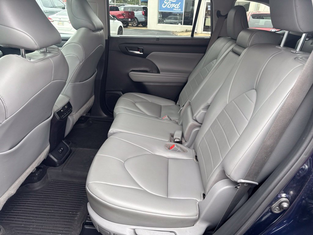 Used 2021 Toyota Highlander XLE AWD/4WD image 31