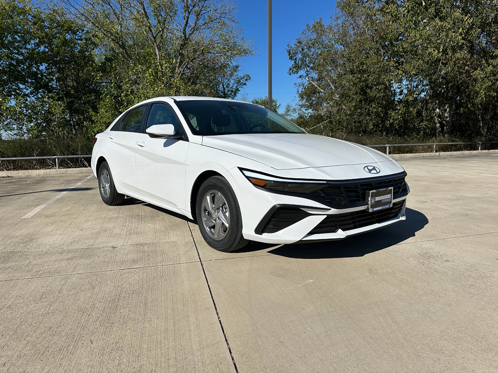 New 2026 Hyundai Elantra SE w/ Cargo Package image 3