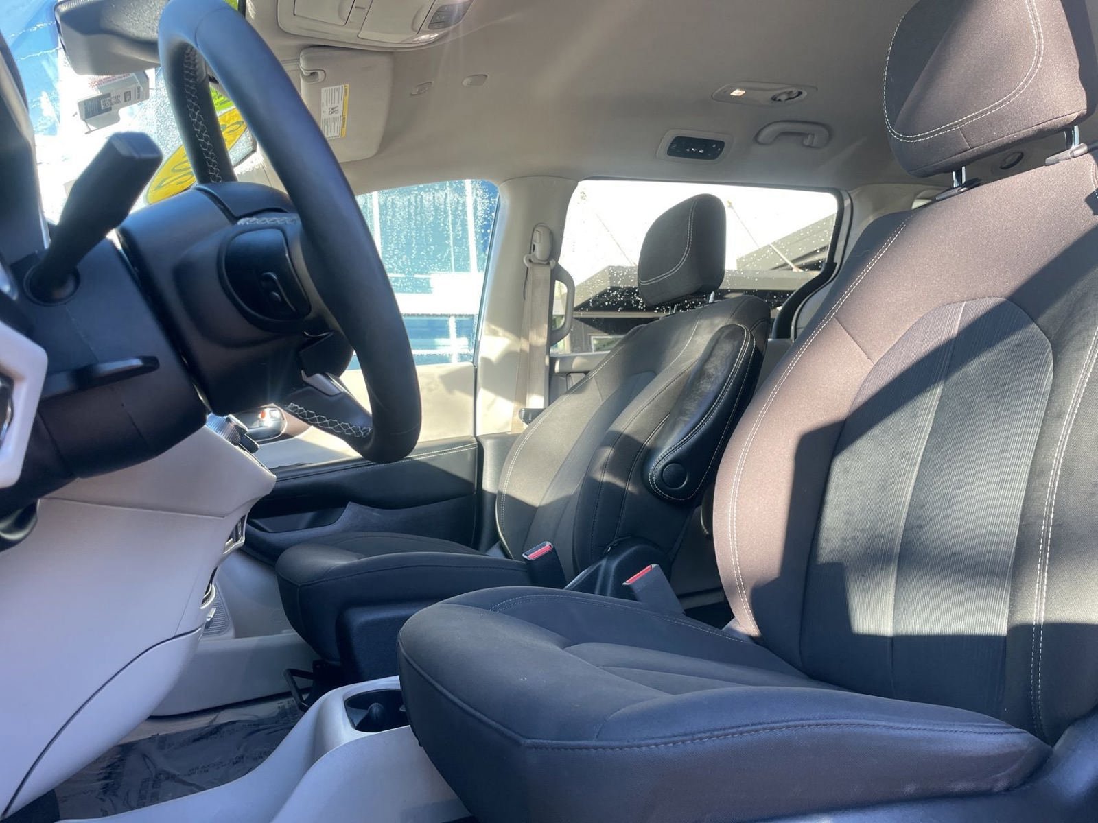 Used 2023 Chrysler Voyager LX FWD image 5