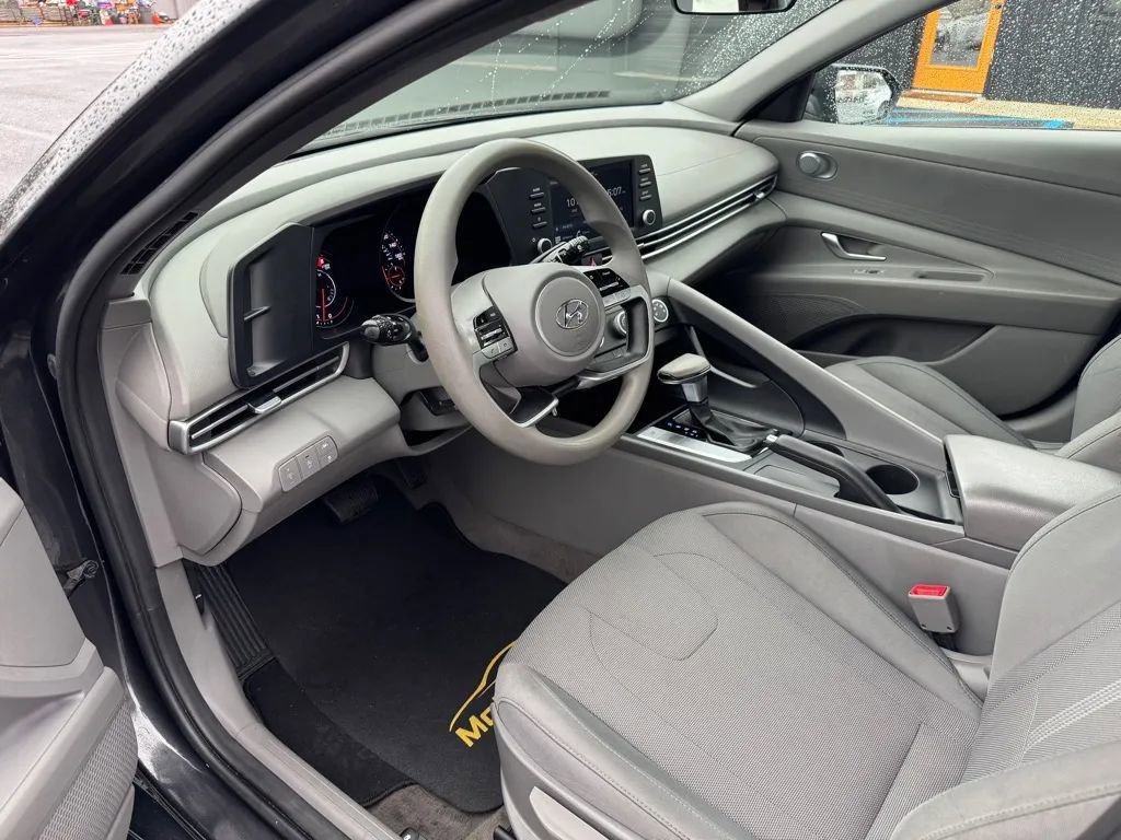 Used 2021 Hyundai Elantra SE w/ Cargo Package image 5
